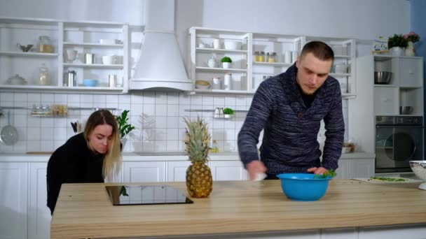 Jovem casal limpa a cozinha — Vídeo de Stock