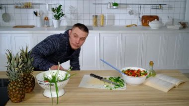 Aç bir adam gizlice mutfağa girdi ve salata yemeye başladı.