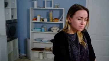 Kız şaşırmış birine bakıyor.