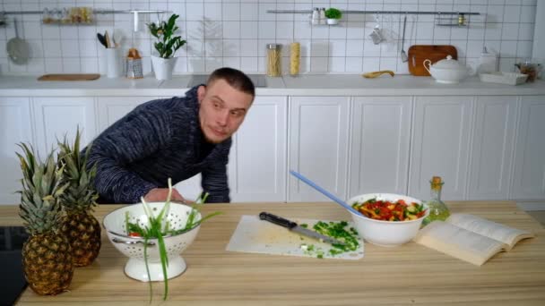 Голодный парень прокрался на кухню и начал есть салат — стоковое видео