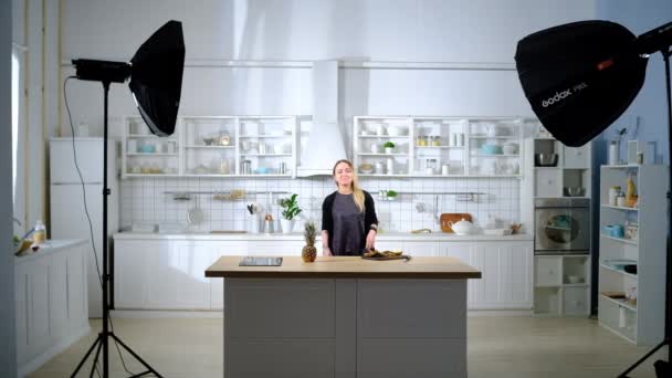 Flicka agerar i kulinariska show — Stockvideo