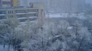 Pencereden bak. İlkbaharda ilk kar veya kar