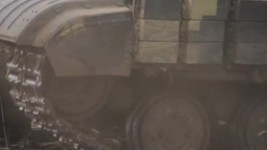 Antrenman sahasında tank egzersizleri. Hareket halindeki tankların atışları.