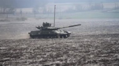 Antrenman sahasında tank egzersizleri. Hareket halindeki tankların atışları.