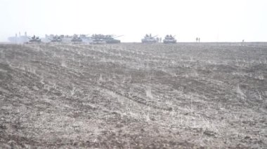 Antrenman sahasında tank egzersizleri. Hareket halindeki tankların atışları.