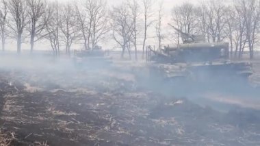 Antrenman sahasında tank egzersizleri. Hareket halindeki tankların atışları.