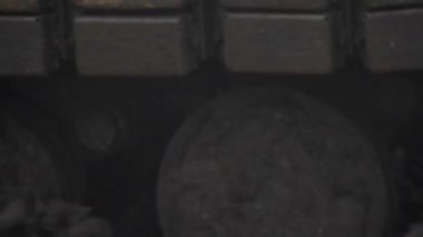 Antrenman sahasında tank egzersizleri. Hareket halindeki tankların atışları.