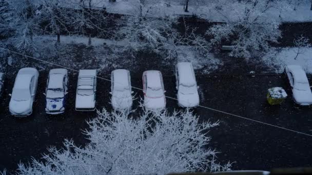 Zicht vanuit het raam. Eerste sneeuw of sneeuw in het voorjaar — Stockvideo