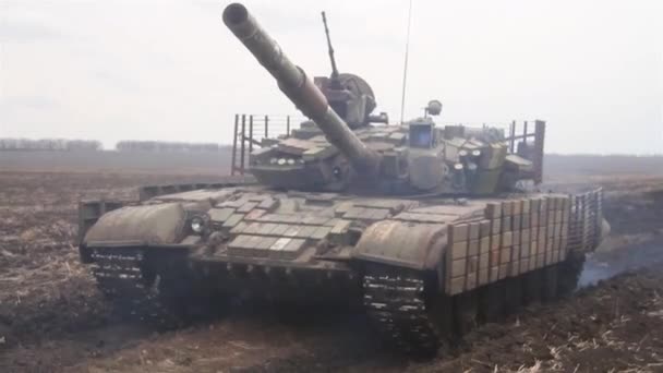 Exercícios de tanque no campo de treinamento. Tiros de tanques em movimento . — Vídeo de Stock