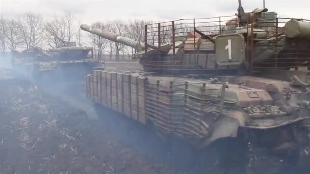 訓練場での戦車演習。移動中のタンクのショット. — ストック動画