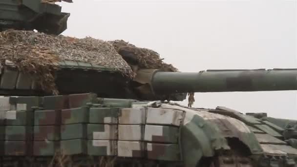 Antrenman sahasında tank egzersizleri. Hareket halindeki tankların atışları. — Stok video