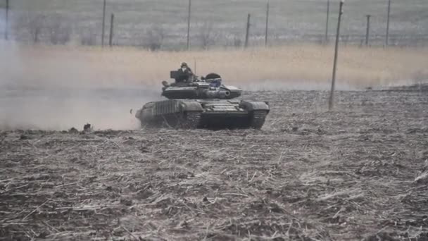 Tankoefeningen op het trainingsveld. Foto 's van tanks in beweging. — Stockvideo