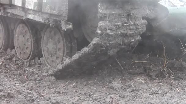 Exercices de chars au terrain d'entraînement. Coups de chars en mouvement . — Video