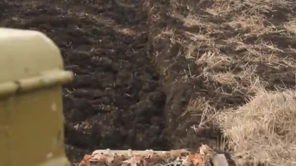 Ejercicios de tanque en el campo de entrenamiento. Disparos de tanques en movimiento . — Vídeo de stock