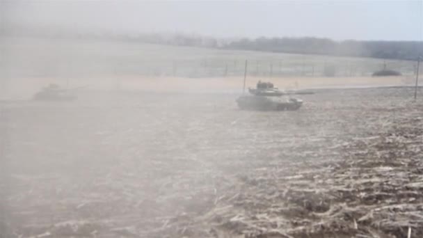 Ejercicios de tanque en el campo de entrenamiento. Disparos de tanques en movimiento . — Vídeos de Stock