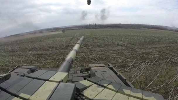 Ejercicios de tanque en el campo de entrenamiento. Disparos de tanques en movimiento . — Vídeos de Stock