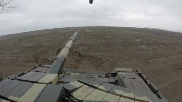 Antrenman sahasında tank egzersizleri. Hareket halindeki tankların atışları. — Stok video