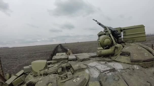 Ejercicios de tanque en el campo de entrenamiento. Disparos de tanques en movimiento . — Vídeos de Stock