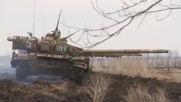 Ćwiczenia czołgów na placu treningowym. Strzały czołgów w ruchu. — Wideo stockowe