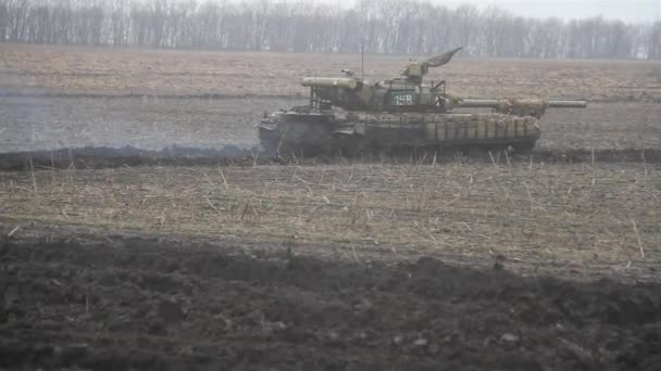 Ejercicios de tanque en el campo de entrenamiento. Disparos de tanques en movimiento . — Vídeos de Stock