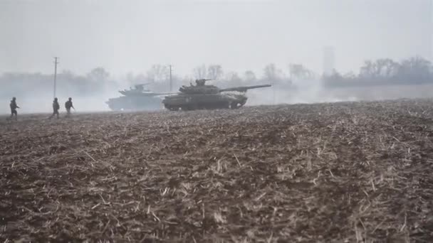 Ćwiczenia czołgów na placu treningowym. Strzały czołgów w ruchu. — Wideo stockowe