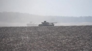Antrenman sahasında tank egzersizleri. Hareket halindeki tankların atışları.