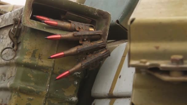 Büyük kalibreli tank makineli tüfek ve fişekler. — Stok video