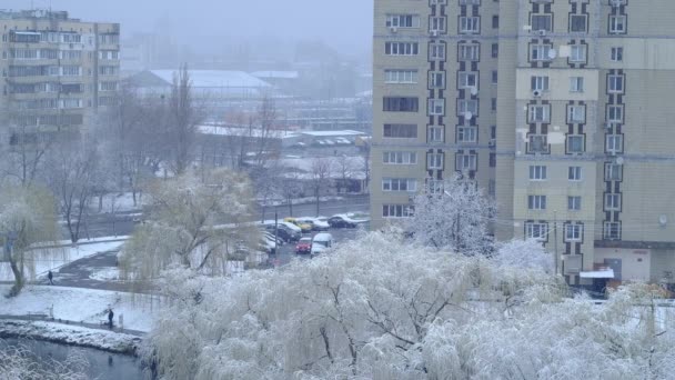 Blick aus dem Fenster. Erster Schnee oder Schnee im Frühling — Stockvideo