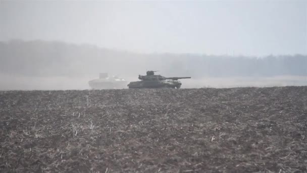 Exercícios de tanque no campo de treinamento. Tiros de tanques em movimento . — Vídeo de Stock