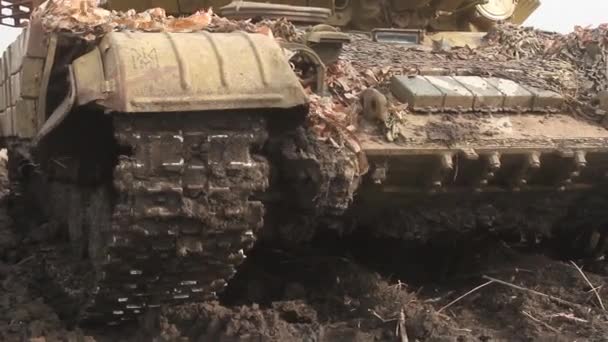 Ejercicios de tanque en el campo de entrenamiento. Disparos de tanques en movimiento . — Vídeo de stock