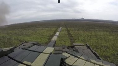 Kamera ağır bir askeri tankın üzerine monte edilmiş..