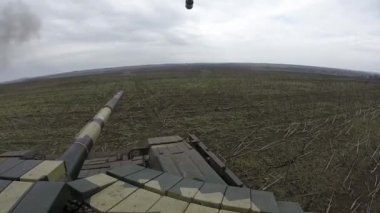 Kamera ağır bir askeri tankın üzerine monte edilmiş..