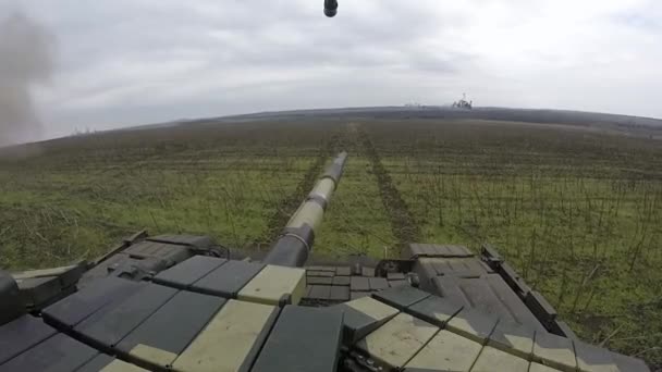 Видеокамера установлена на борту тяжелого военного танка . — стоковое видео
