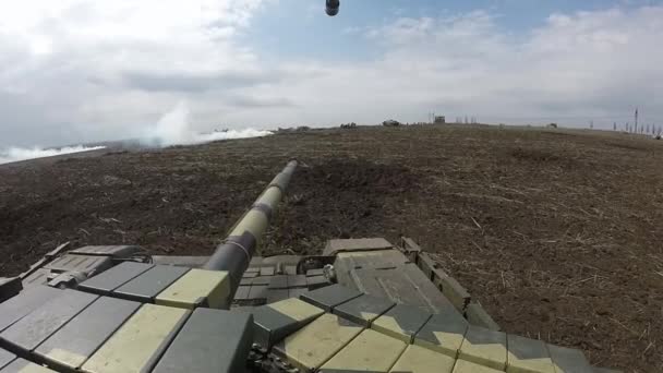 La videocámara está montada a bordo de un tanque militar pesado . — Vídeos de Stock