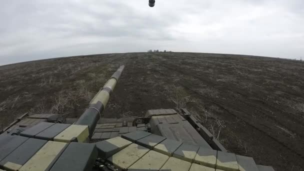Kamera ağır bir askeri tankın üzerine monte edilmiş.. — Stok video