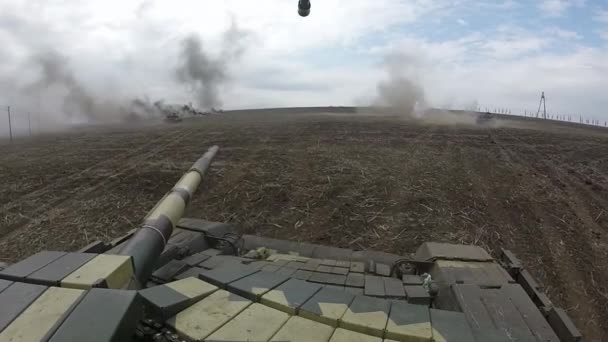 Вертоліт встановлено на борт важкого військового танка . — стокове відео