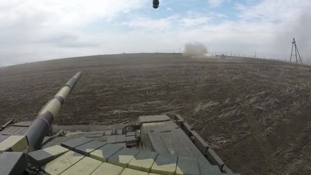 De camcorder is gemonteerd aan boord van een zware militaire tank. — Stockvideo