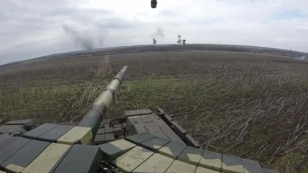 De camcorder is gemonteerd aan boord van een zware militaire tank. — Stockvideo