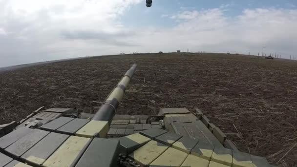 De camcorder is gemonteerd aan boord van een zware militaire tank. — Stockvideo