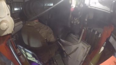 Tank mermisi, tanka isabet eden mermi. Tank sürücülerinin taksisinden görüntü