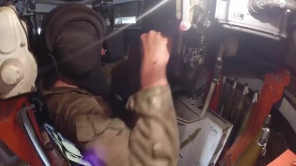 Un disparo de un tanque, golpeado por un proyectil en un tanque. Vista desde la cabina de los conductores del tanque — Vídeo de stock