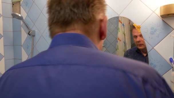 Homme grimaces dans la salle de bain — Video