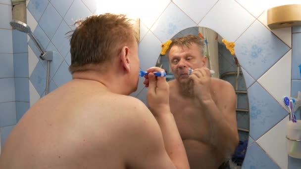 Pria mencukur janggut di wajahnya — Stok Video