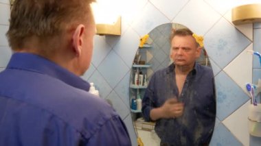 Banyoda bir adam sabah tuvaletini yaptı.