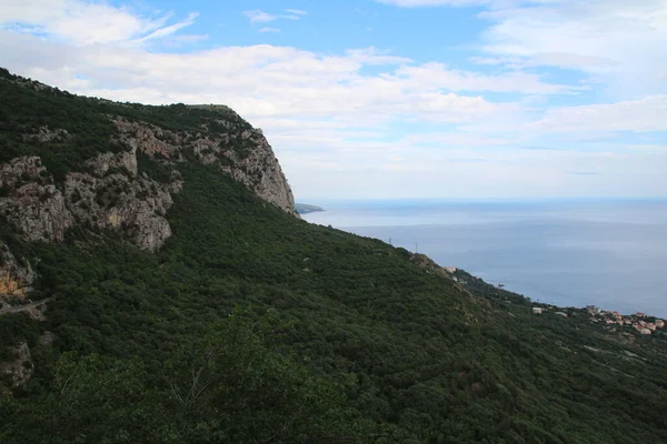 Mer calme peut être vu de la péninsule — Photo