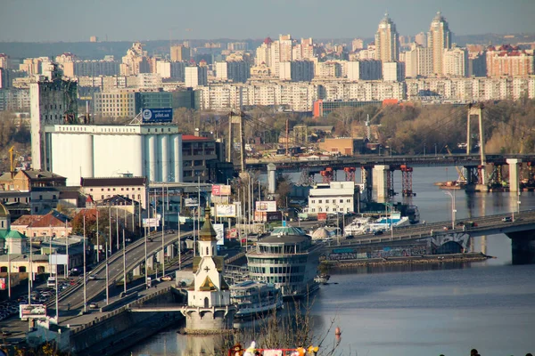 Porto de rio no fundo da cidade de Kiev — Fotografia de Stock