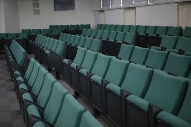 Sandalyeli boş konferans odası