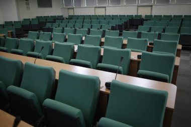 Sandalyeli boş konferans odası