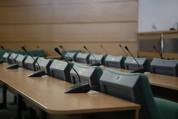 Sandalyeli boş konferans odası