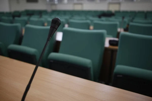 Sandalyeli boş konferans odası